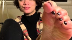 Sexy leggy brunette enjoys foot fetish