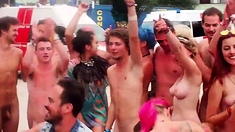 Nude bei Festival